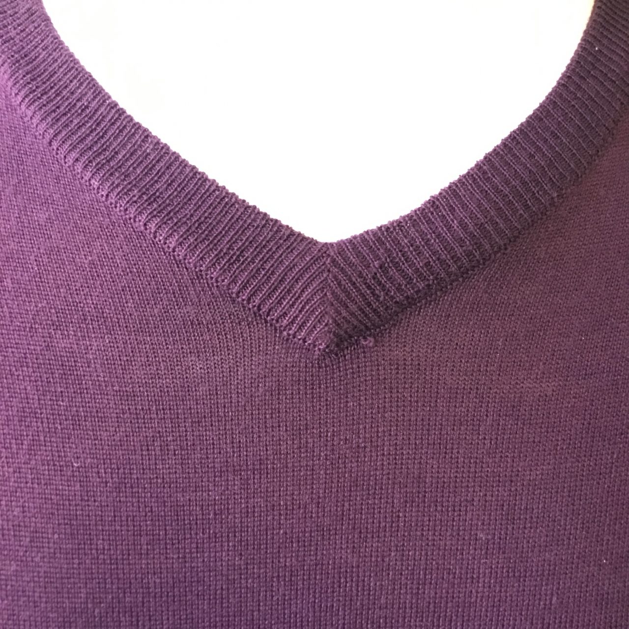 Mens Dunning Merino Wool V-Neck Plum Sweater - Medium 40-42" - Image 2