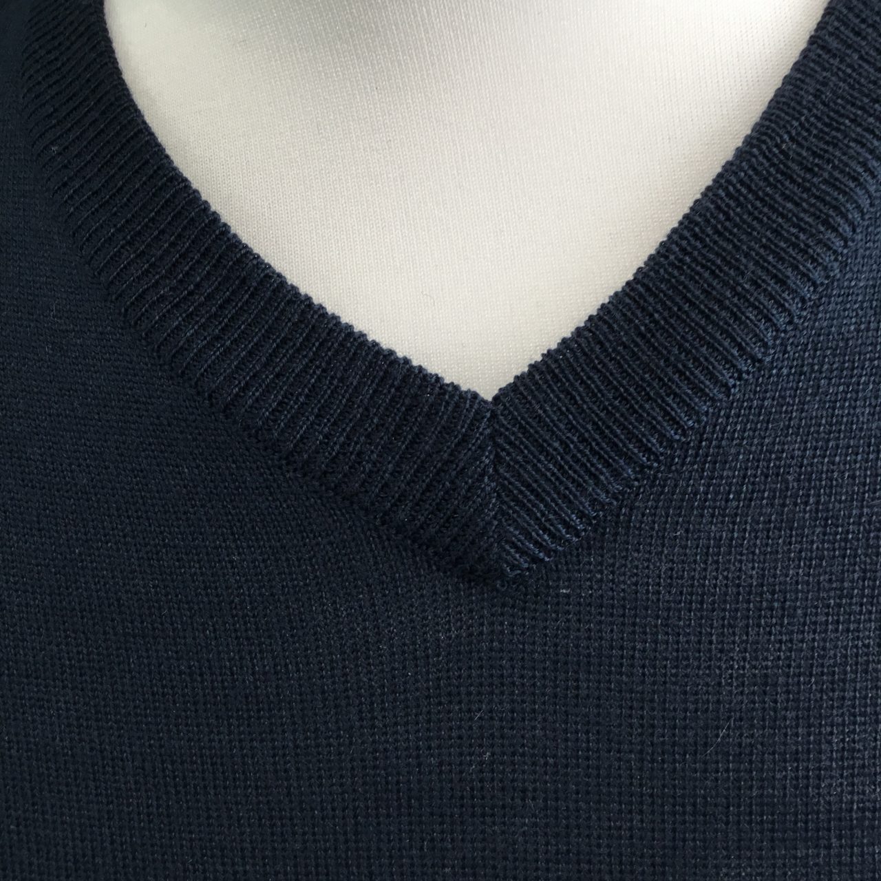 Mens Dunning Merino Wool V-Neck Navy Sweater - Medium 40-42" - Image 2
